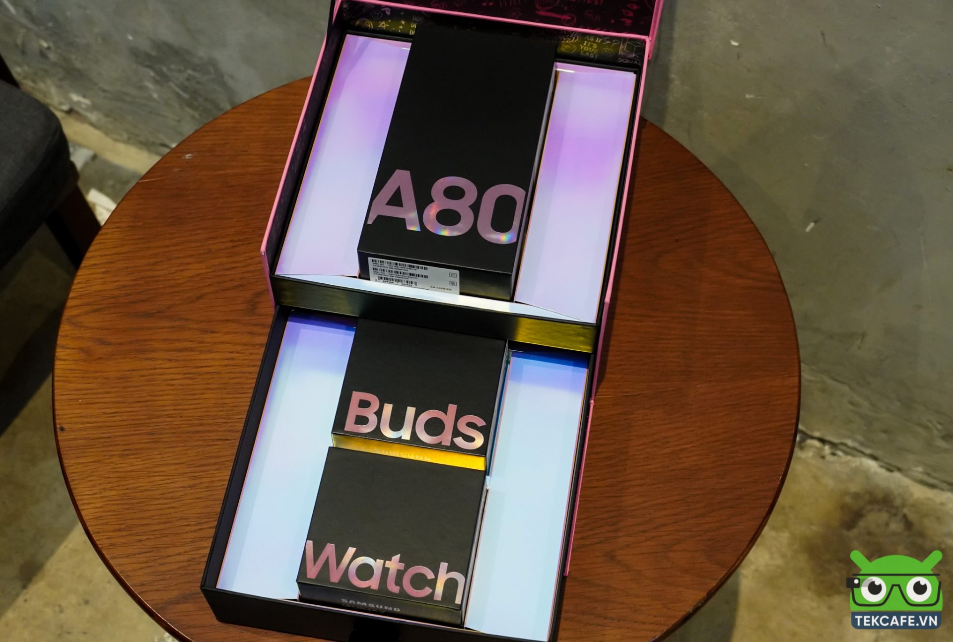 a80 black pink