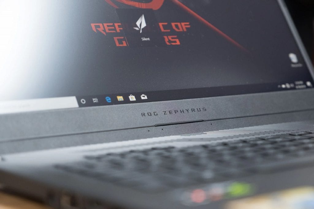 Dòng chữ ROG ZEPHYRUS được in chìm ở cạnh dưới màn hình