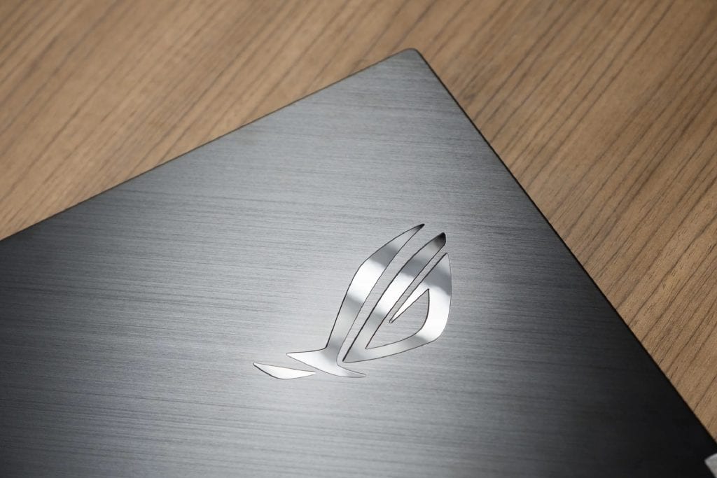 Phần logo ROG có màu đen nhưng sẽ phát sáng màu đỏ khi bật máy
