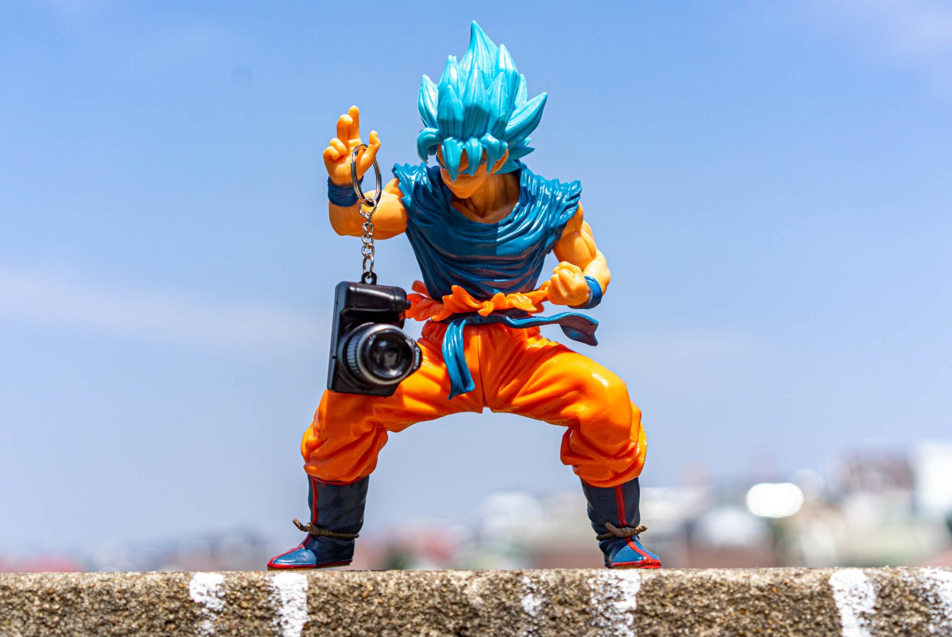 Super Saiyan Blue và móc khóa máy ảnh 