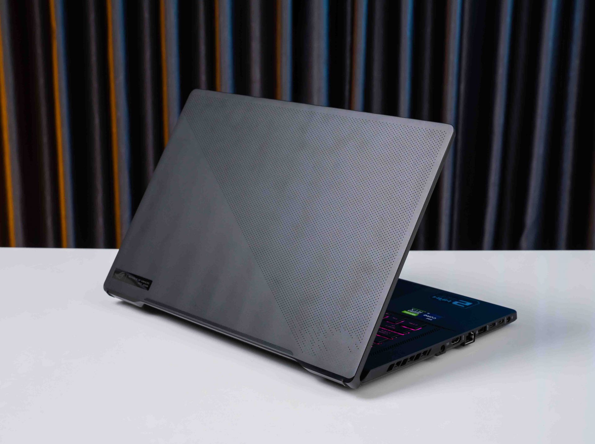 thiết kế rog zephyrus M16
