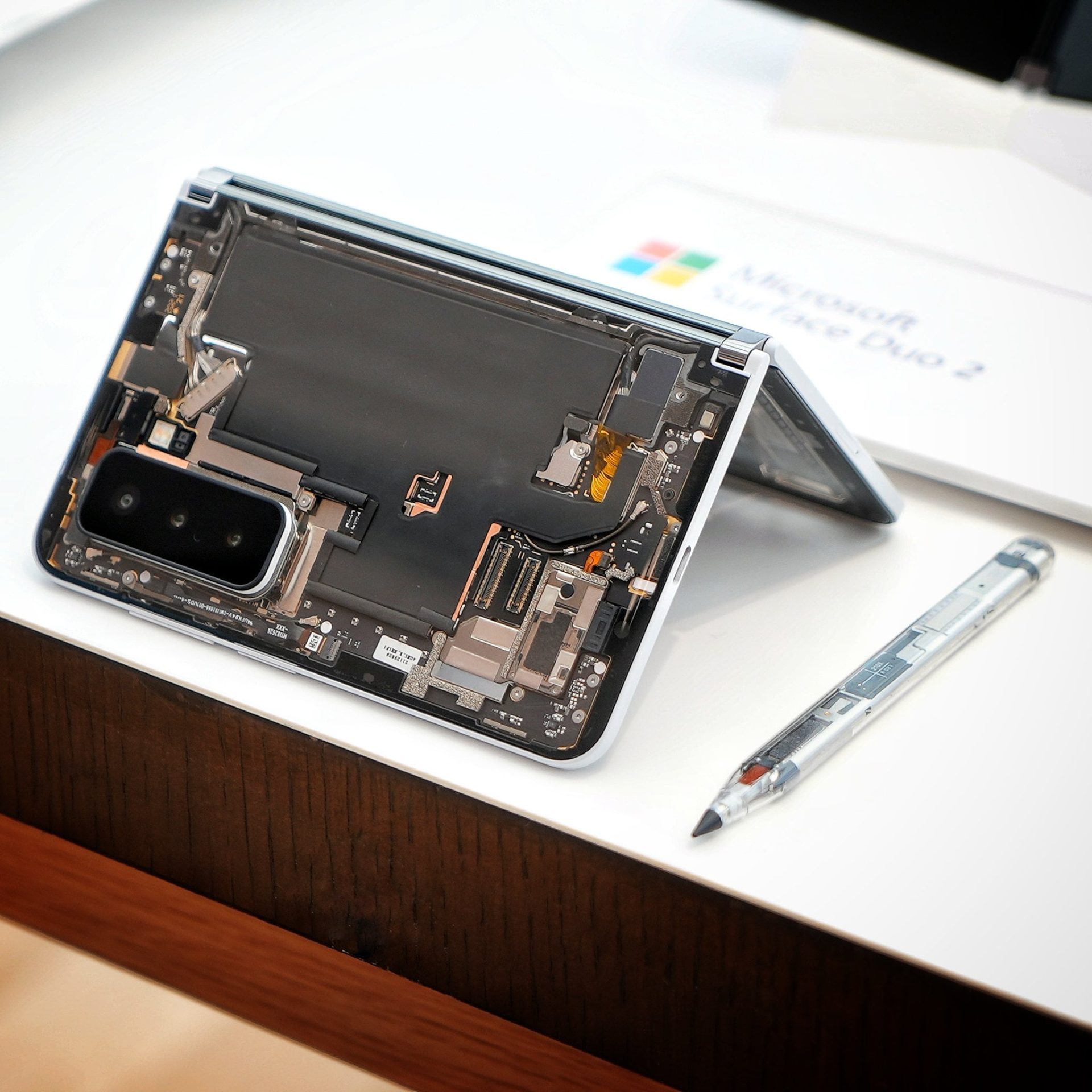 Đập hộp Surface Duo 2: Snapdragon 888, ngôn ngữ thiết kế mới và giá chỉ 1500$