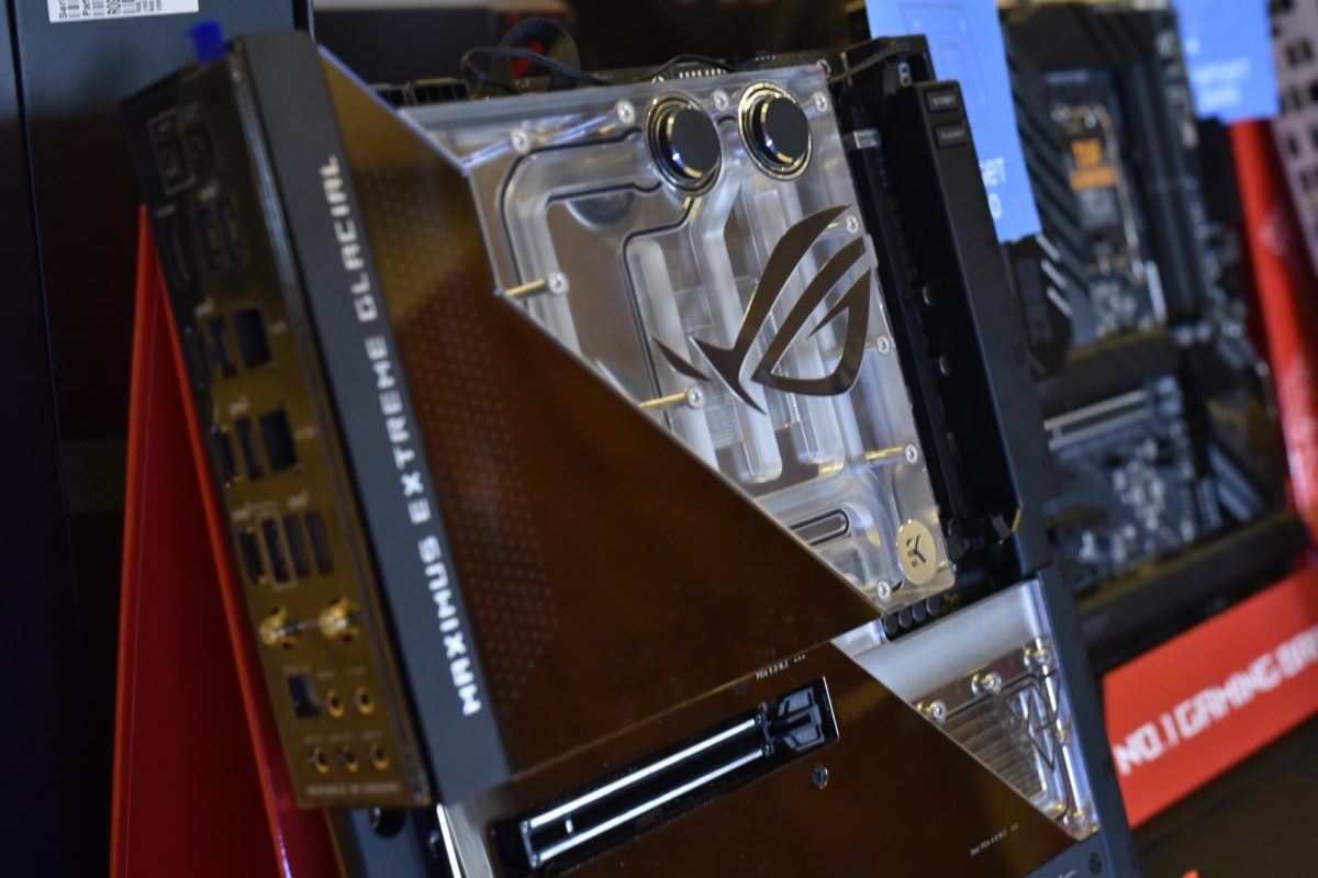 ROG Maximus Z690 Extreme Glacial