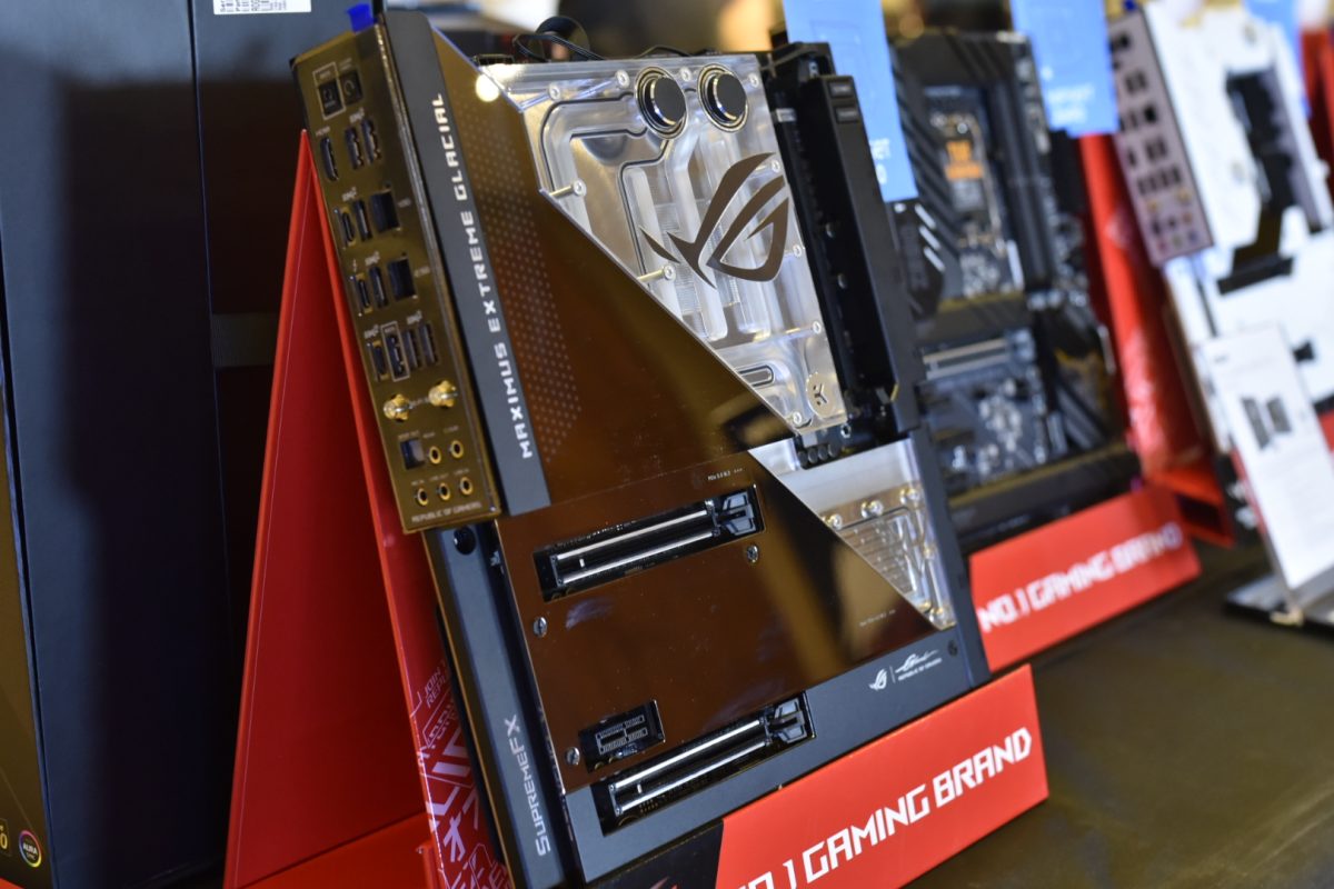 ROG Maximus Z690 Extreme Glacial