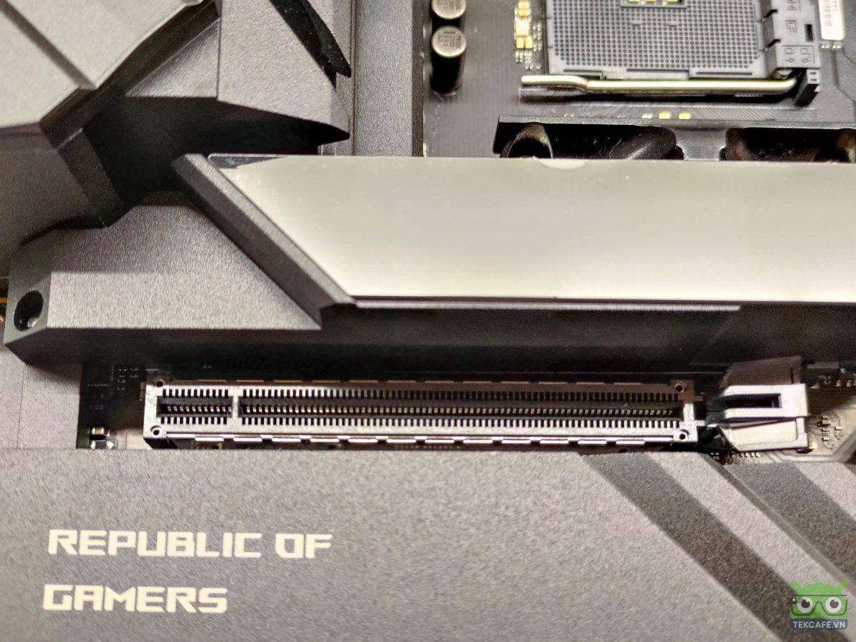 Màn hình LiveDash trên ROG X570 Crosshair VIII Extreme