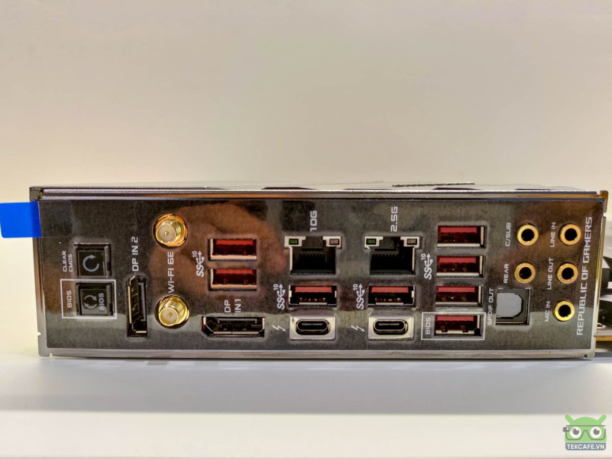 Cổng I/O trên ROG X570 Crosshair VIII Extreme