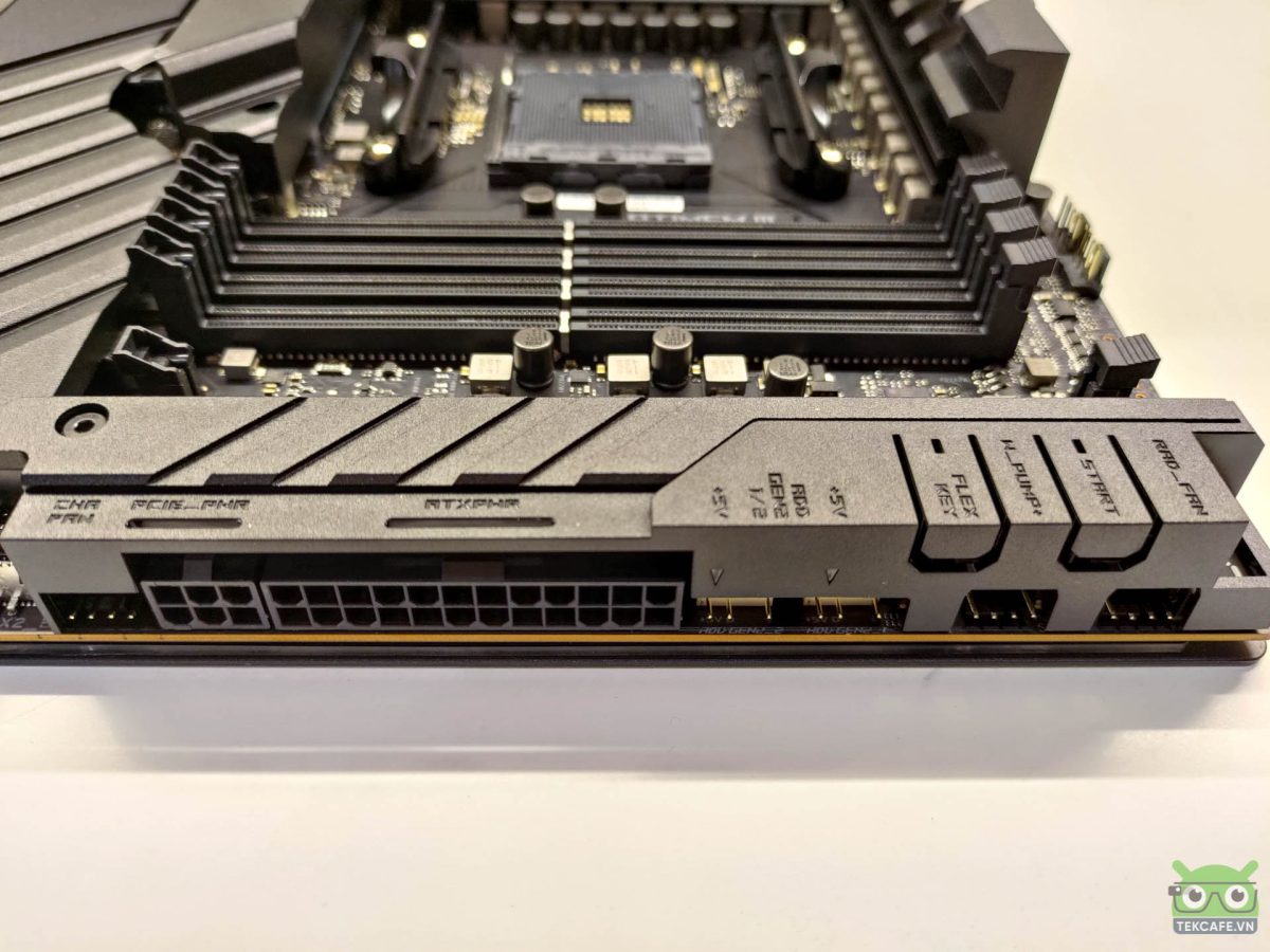 Cổng nguồn nằm ngang trên ROG X570 Crosshair VIII Extreme