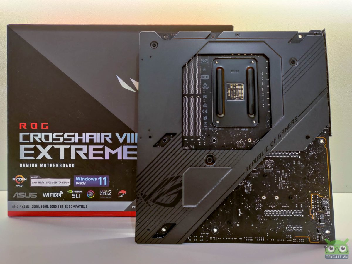 Mặt sau của ROG X570 Crosshair VIII Extreme được trang bị Back Plate