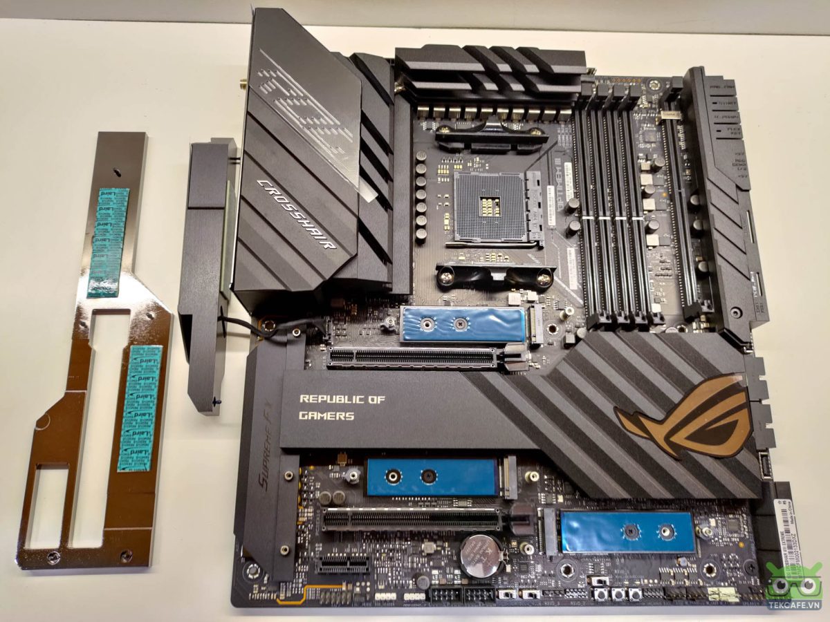 Bên trong ROG X570 Crosshair VIII Extreme
