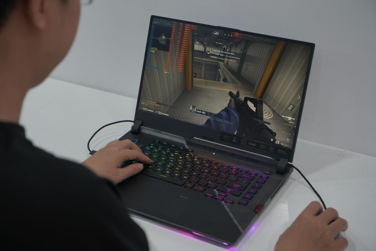 gaming on ROG Strix Scar 2022