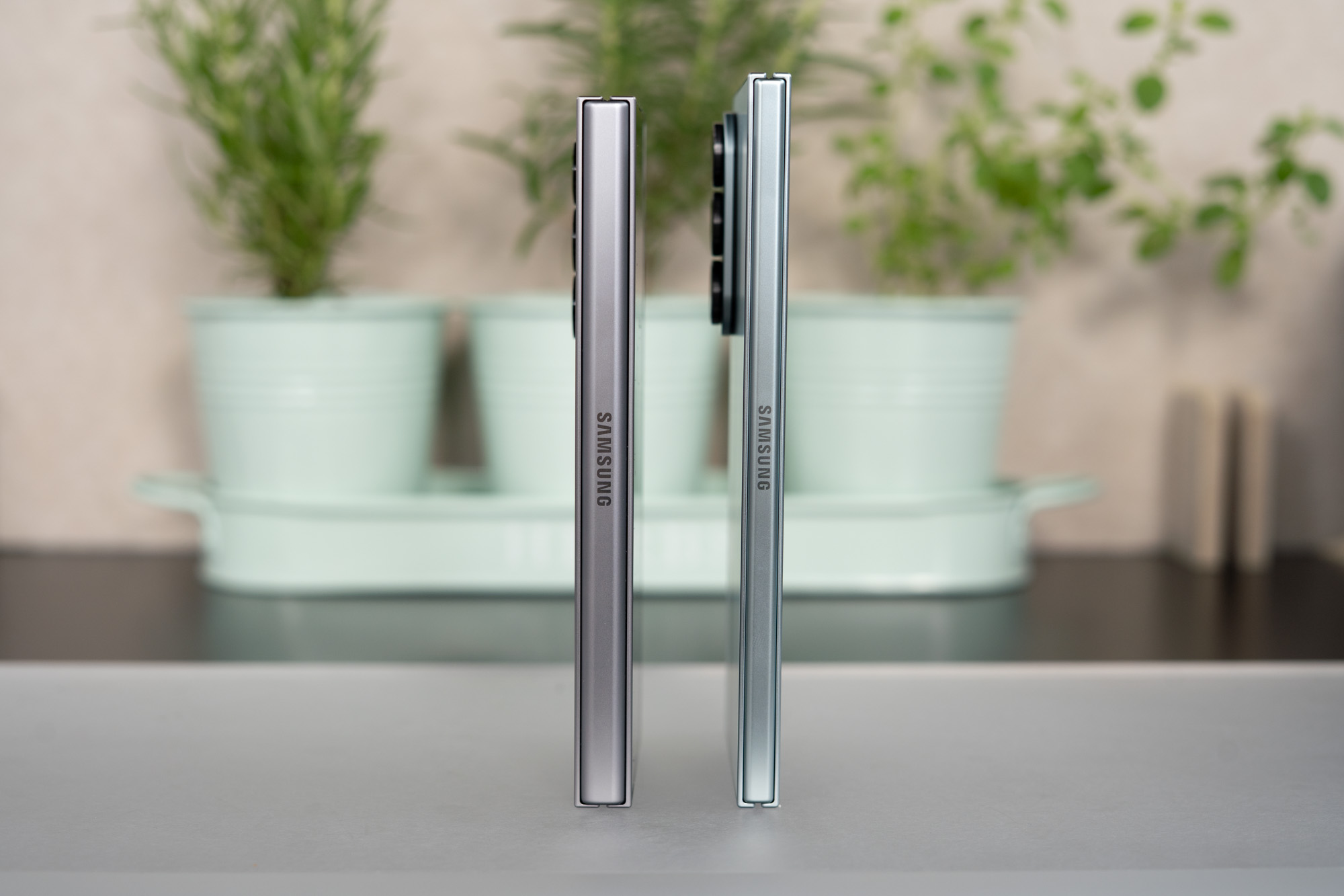 Galaxy Z Fold7 nhìn nghiêng cho thấy độ mỏng mới