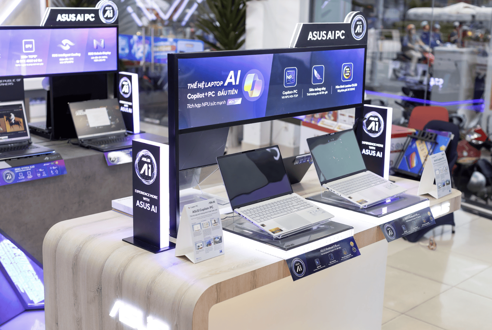 A display of laptops on display
Description automatically generated