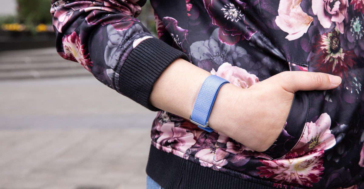 The Verge đánh giá cao hướng đi của Fitbit Air ở phần cứng: nhẹ, đeo thoải mái và khá đúng chất Fitbit truyền thống. Ảnh: The Verge.