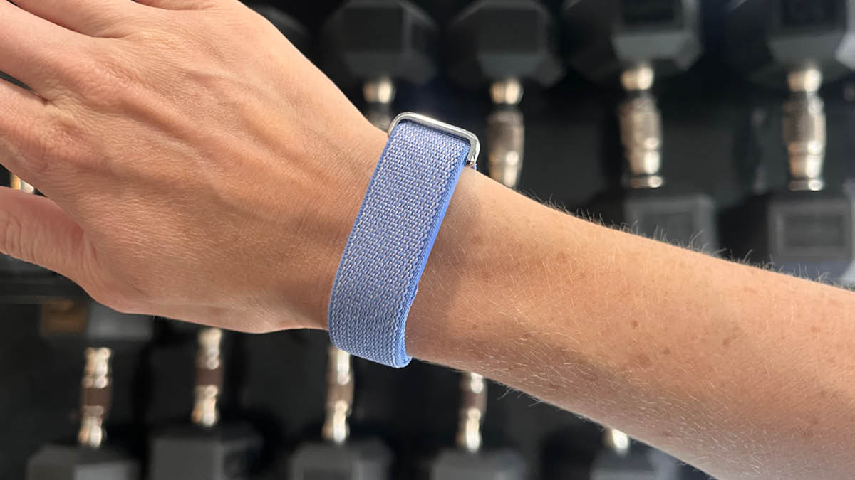 Consumer Reports đặt Fitbit Air vào cuộc so kè trực tiếp với những wearable theo dõi sức khỏe tối giản như Whoop và Oura, cho thấy đây không phải cuộc chơi một mình một ngựa. Ảnh: Consumer Reports.