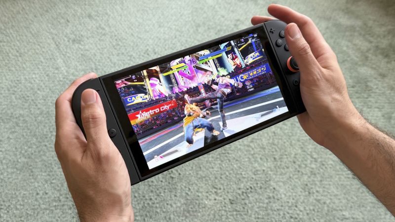 Nintendo Switch 2 tiếp tục là tâm điểm bàn luận ở nhóm máy game cầm tay lai console vì vừa có đợt điều chỉnh giá, vừa vẫn giữ sức nóng review và nhu cầu mua thật. Ảnh: CNN Underscored.