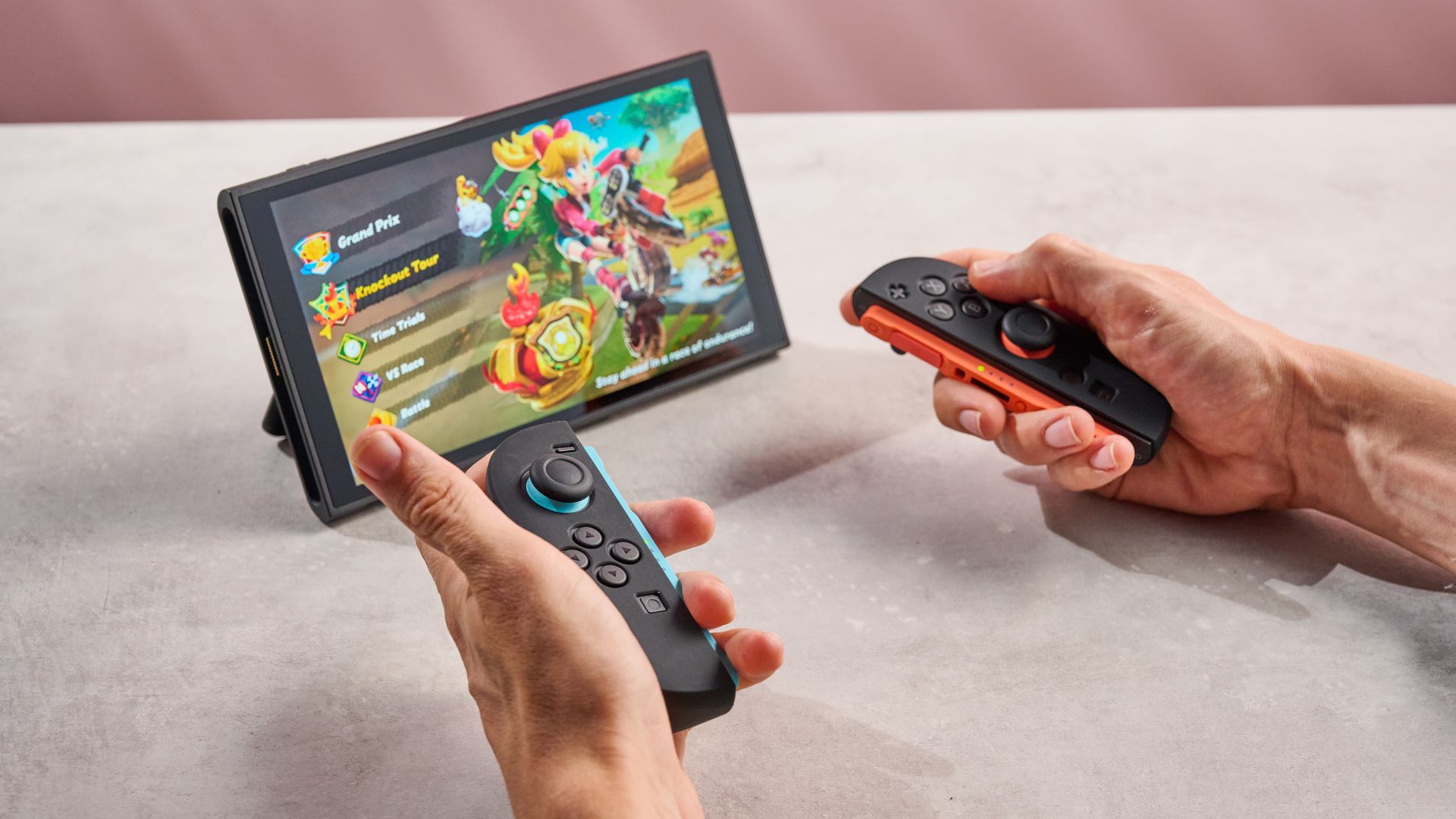TechRadar nhìn câu chuyện Switch 2 từ góc độ mua hàng rất thực dụng: máy tốt, game hấp dẫn, nhưng đợt tăng giá khiến quyết định xuống tiền nhạy cảm hơn hẳn. Ảnh: TechRadar.