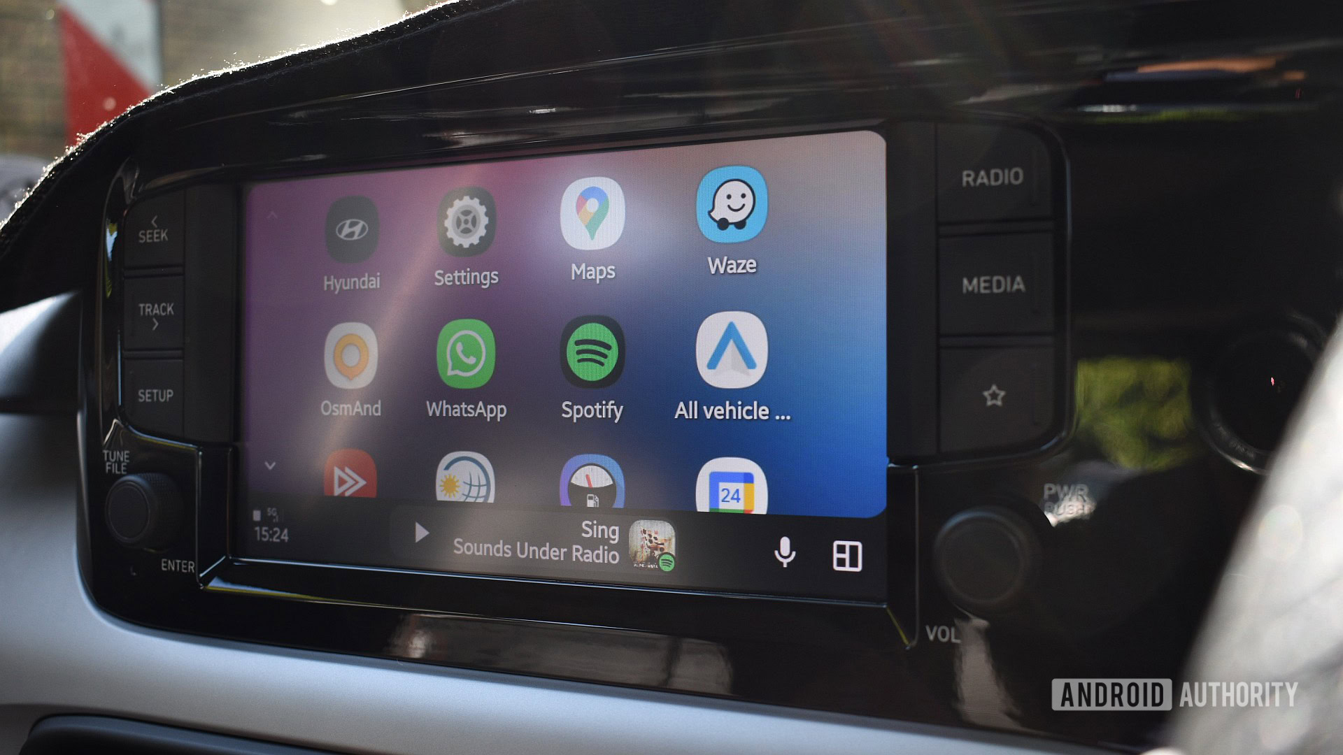 Android Auto 17.2 bị lỗi ngắt kết nối và crash: người dùng nên làm gì?
