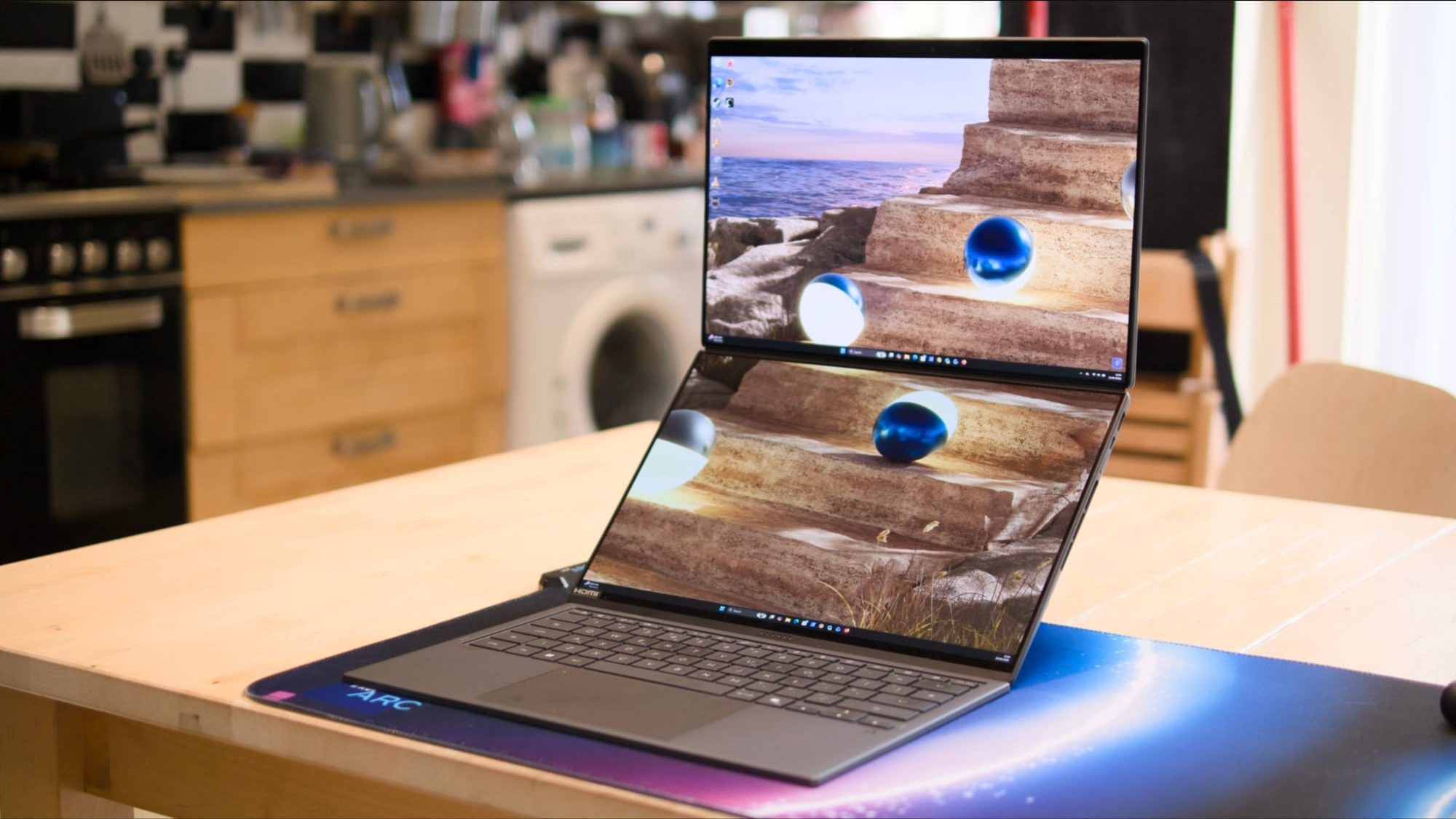 Zenbook DUO 2026 ảnh hands-on chế độ hai màn hình