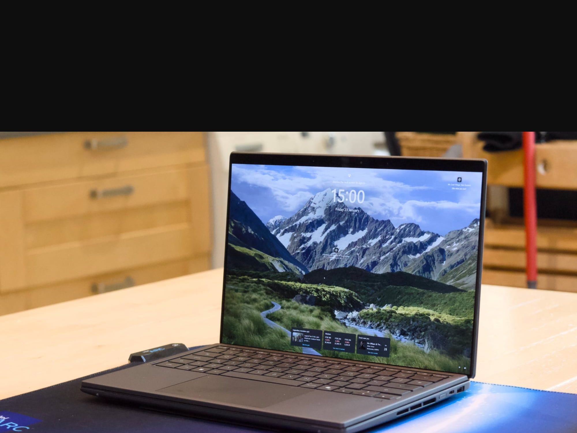 Zenbook DUO 2026 ảnh hands-on ở chế độ laptop
