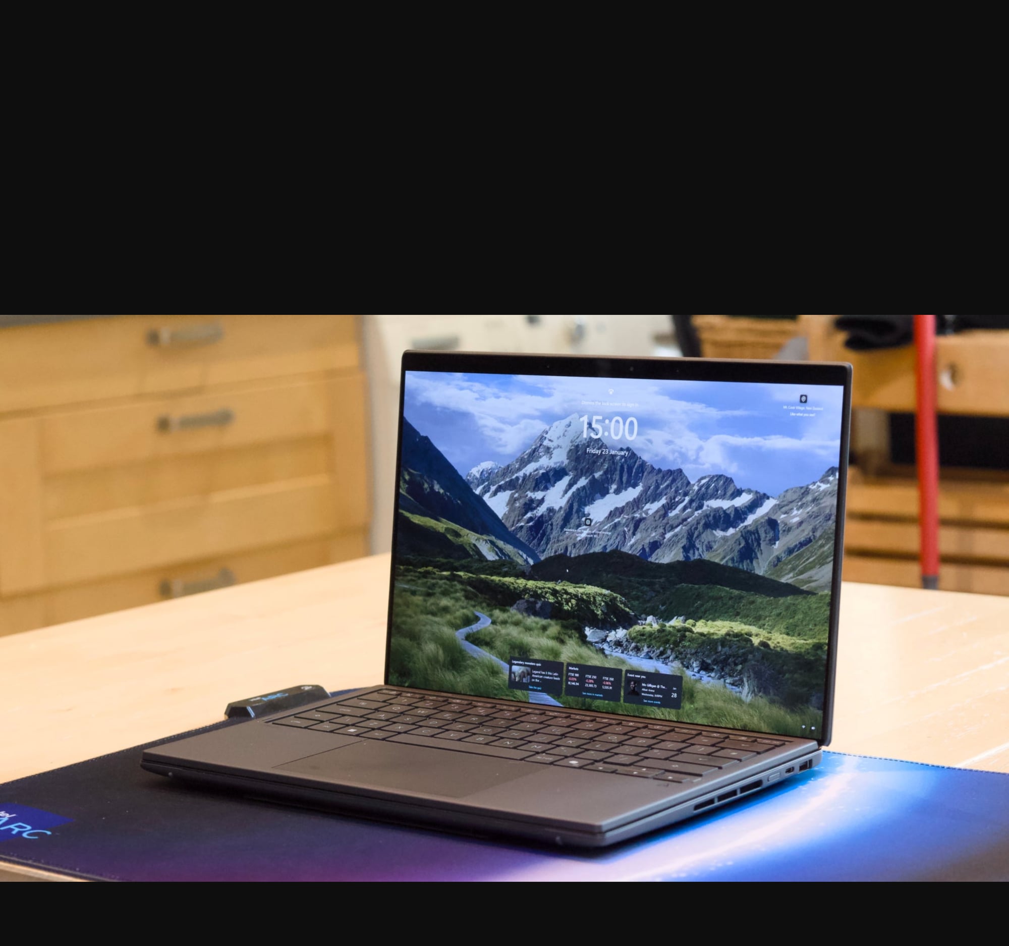 Zenbook DUO 2026 ảnh hands-on ở chế độ laptop