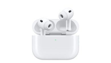 AirPods Pro 3 ngoài hộp sạc — Ảnh: Apple/Engadget