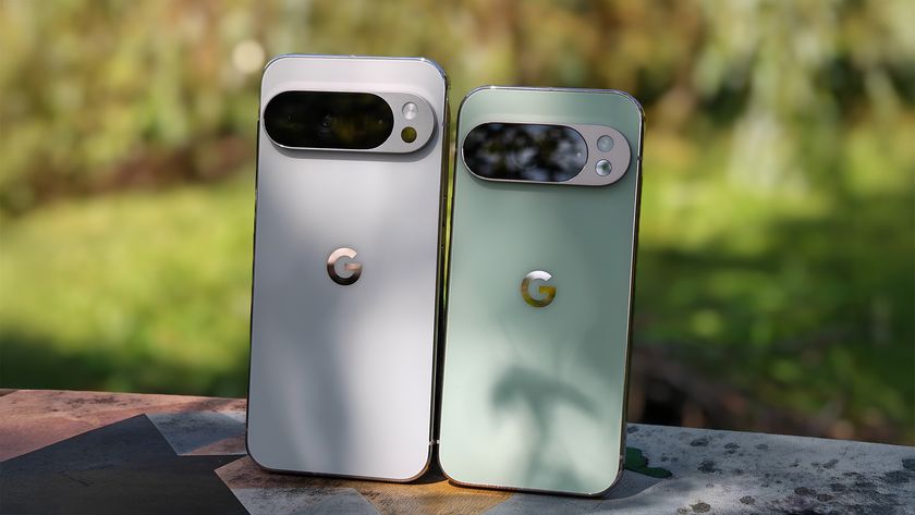 Hai mẫu Google Pixel đặt cạnh nhau, minh họa khả năng hỗ trợ chống trộm khác nhau theo thiết bị Android