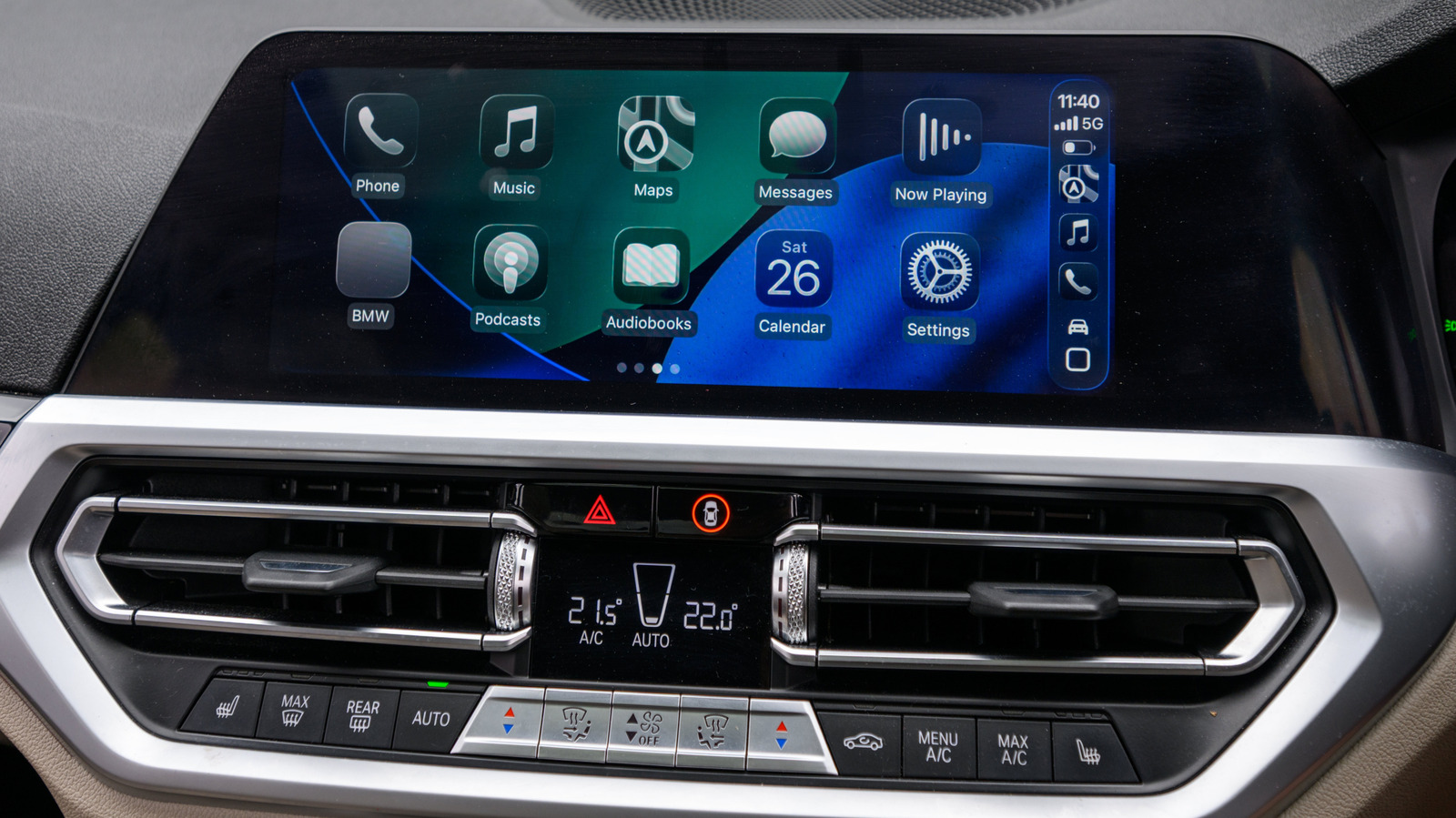 Màn hình trung tâm của xe hiển thị giao diện Apple CarPlay.