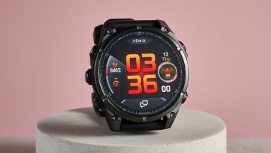 Đồng hồ Garmin Fēnix màu đen đặt trên bục nền hồng.