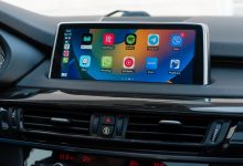 Màn hình Apple CarPlay trên bảng táp-lô ô tô