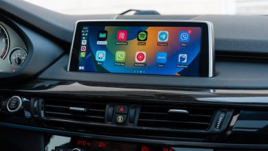 Màn hình Apple CarPlay trên bảng táp-lô ô tô