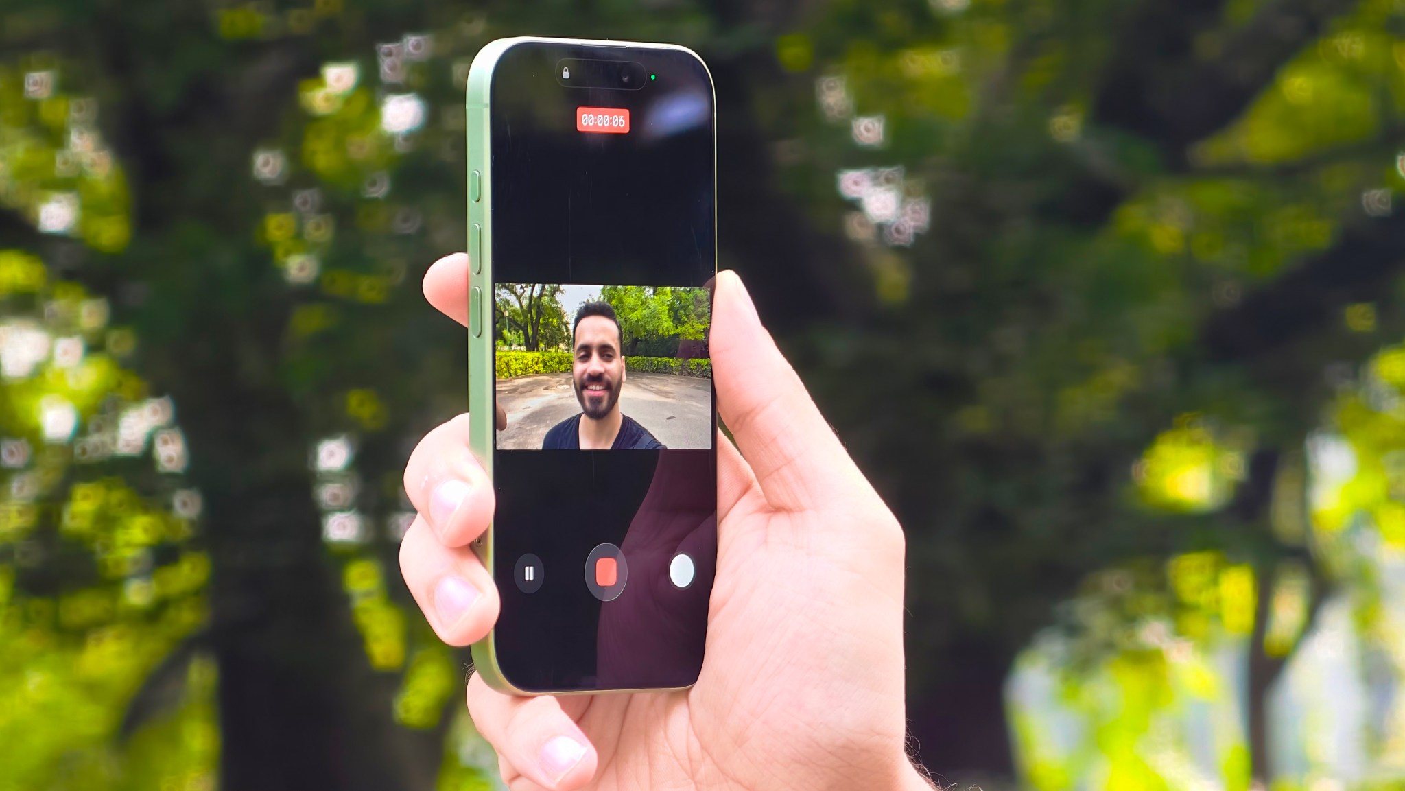 iPhone 17 được cầm dọc khi quay bằng camera trước, với khuôn mặt hiển thị trong khung xem trước.