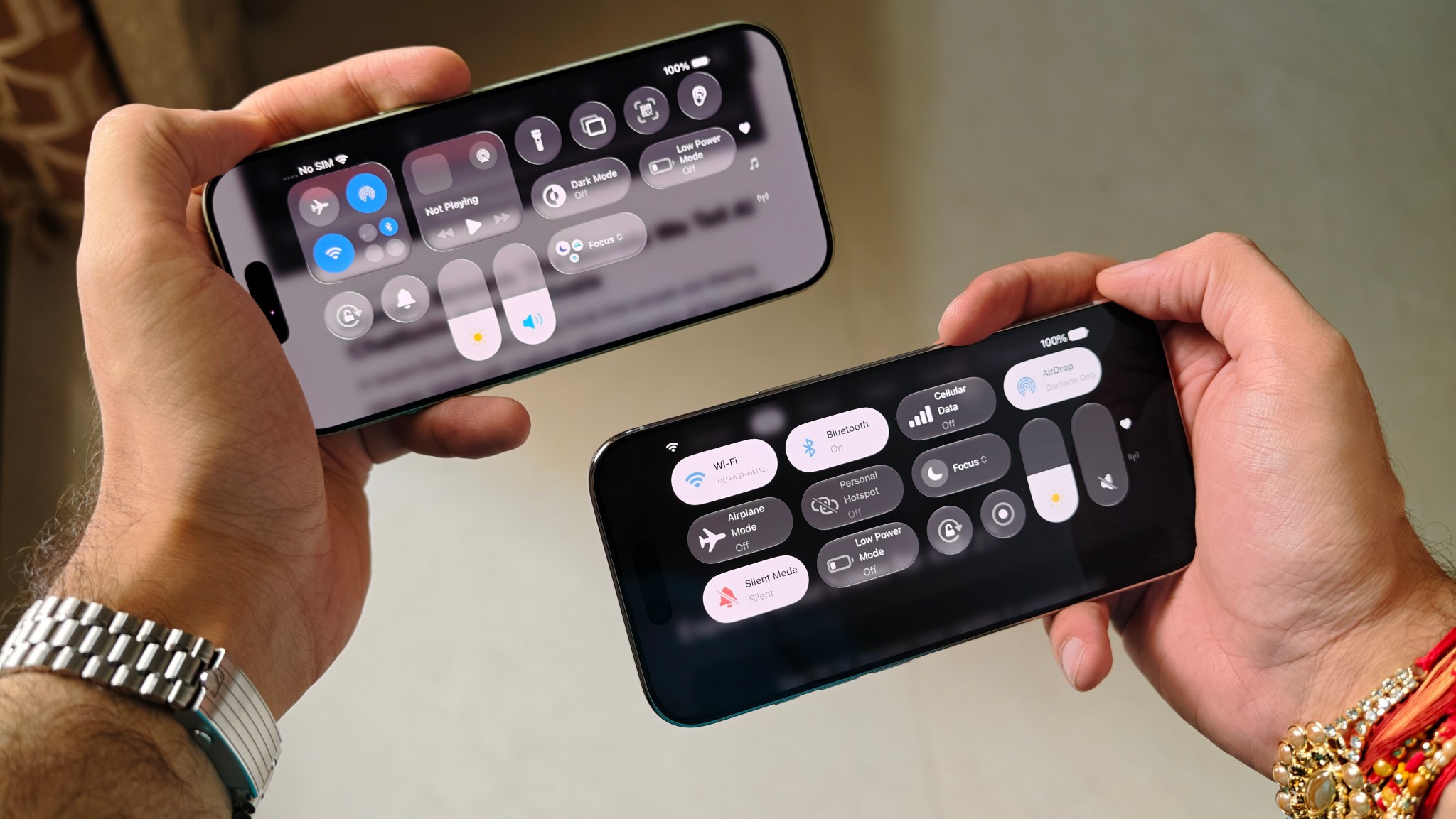 Hai iPhone đặt cạnh nhau hiển thị Control Center của iOS ở chế độ ngang.