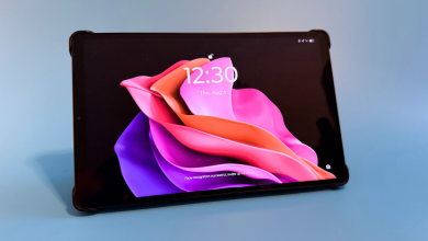 Lenovo Legion Tab Gen 5 đặt ngang trong bao gập màu đen, màn hình khóa hồng tím hiển thị 12:30 trên nền xanh.