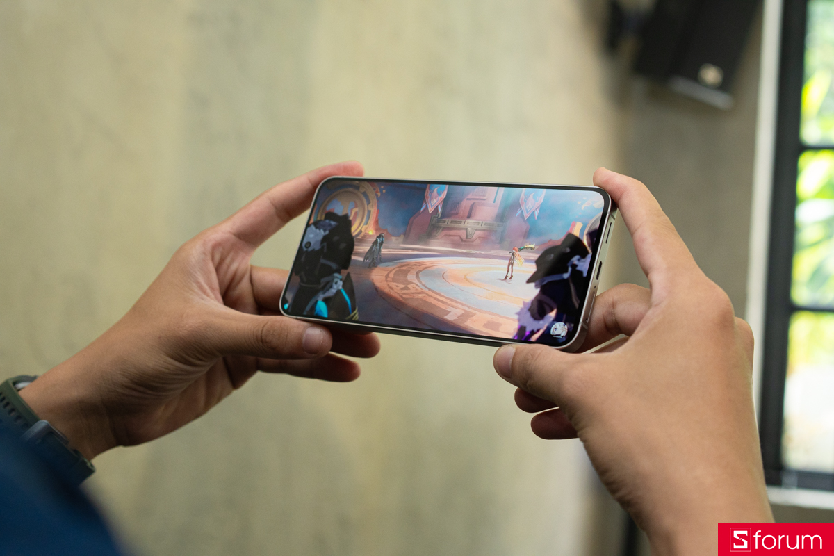Galaxy S26 FE được cầm ngang, màn hình đang hiển thị nội dung giải trí
