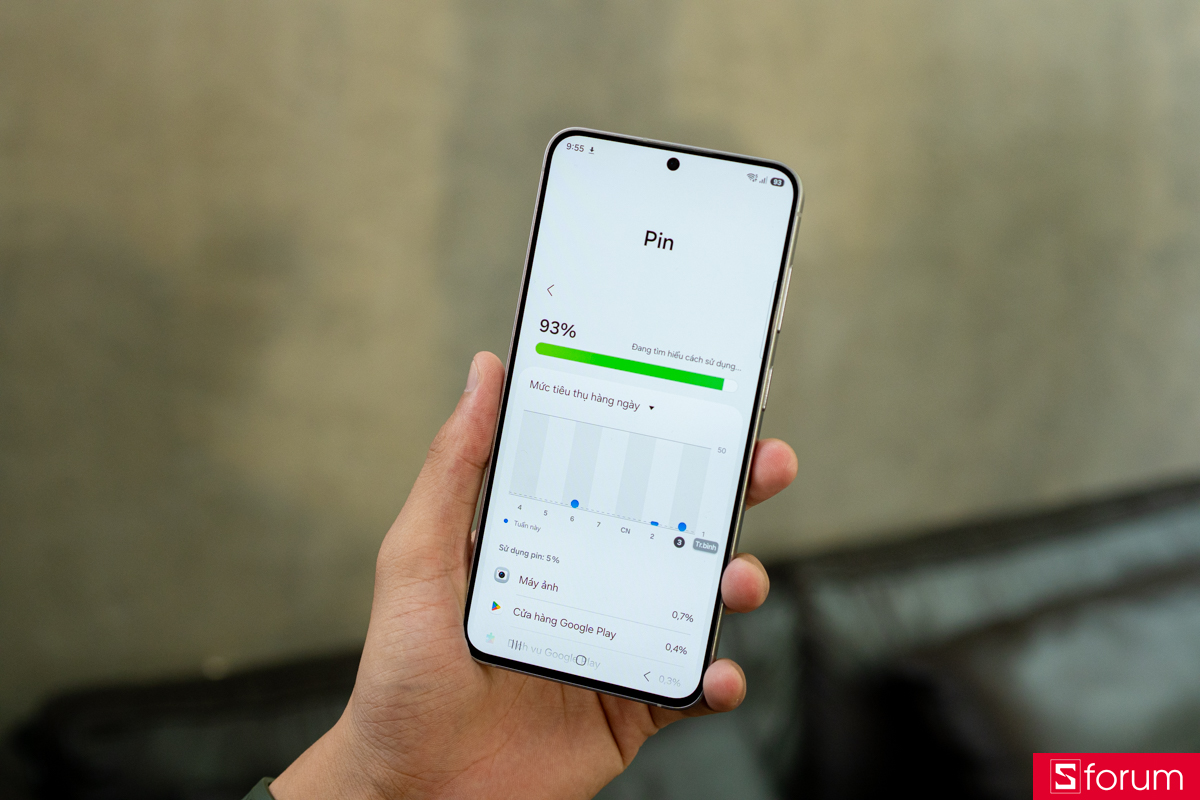 Galaxy S26 FE trên tay với trang thông tin pin hiển thị trên màn hình