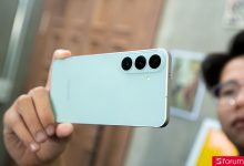 Galaxy S26 FE màu xanh được cầm trên tay, thấy rõ cụm ba camera sau