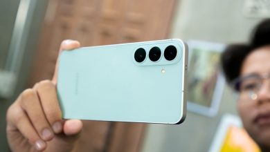 Galaxy S26 FE màu xanh được cầm trên tay, thấy rõ cụm ba camera sau
