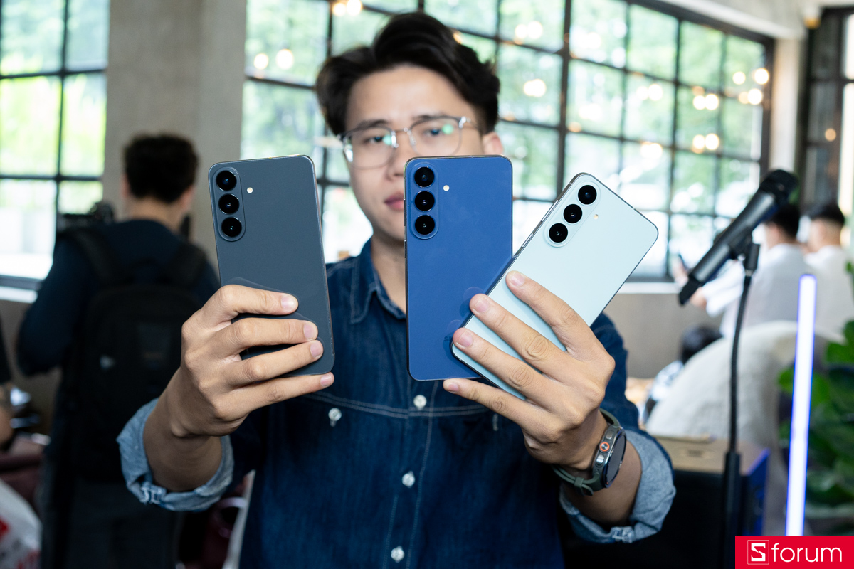 Người cầm các mẫu Galaxy S26 FE với nhiều màu sắc