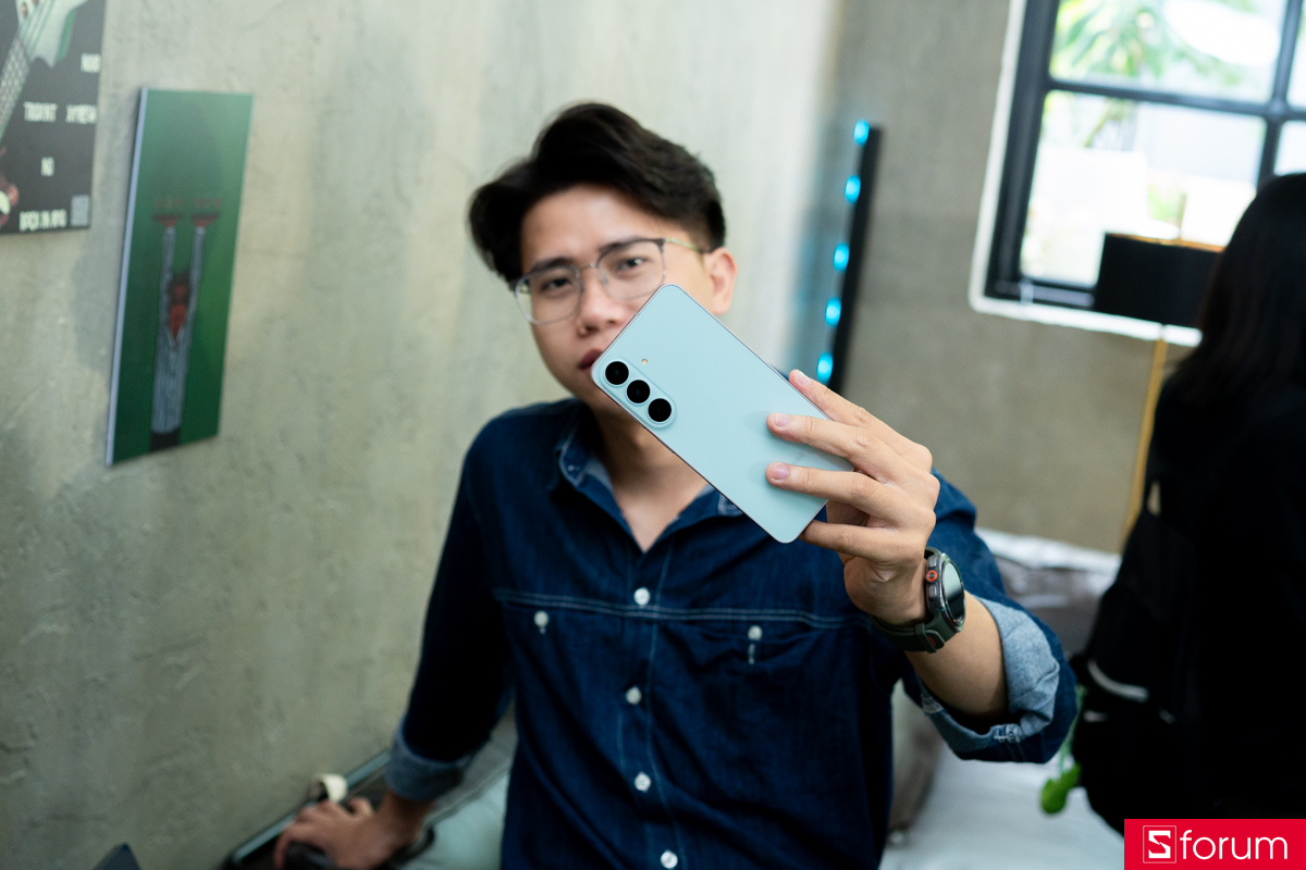 Cận cảnh Galaxy S26 FE được cầm trên tay