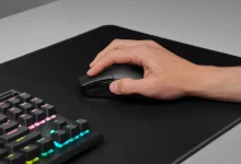 Bàn tay sử dụng chuột gaming trên mousepad trong bối cảnh chơi game thực tế; hình minh họa cho việc đánh giá form và độ thoải mái thay vì chỉ nhìn thông số. Ảnh: Corsair.