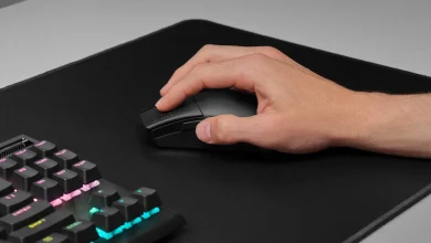 Bàn tay sử dụng chuột gaming trên mousepad trong bối cảnh chơi game thực tế; hình minh họa cho việc đánh giá form và độ thoải mái thay vì chỉ nhìn thông số. Ảnh: Corsair.