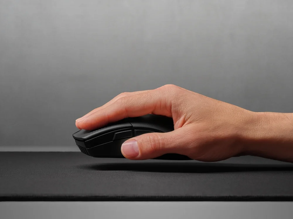Góc nghiêng cho thấy bàn tay ôm thân chuột theo kiểu palm grip; độ cao lưng và chiều dài thân cần phù hợp kích thước bàn tay. Ảnh: Corsair.