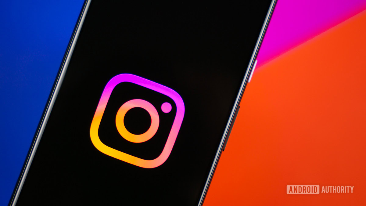 Minh họa ứng dụng Instagram trên điện thoại.