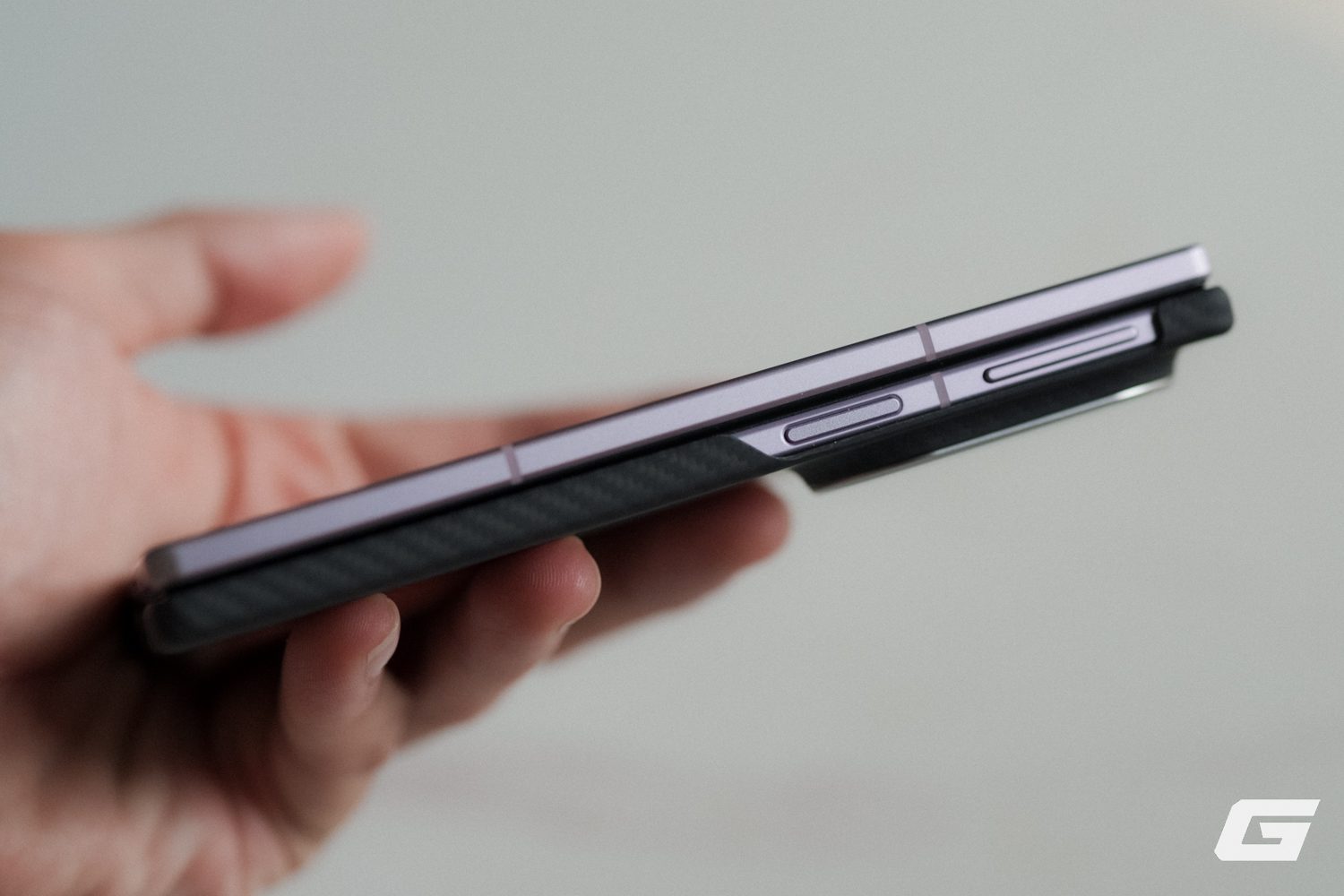 Cạnh bên Galaxy Z Fold8 gập, phần khoét ốp PITAKA để lộ hai phím vật lý.