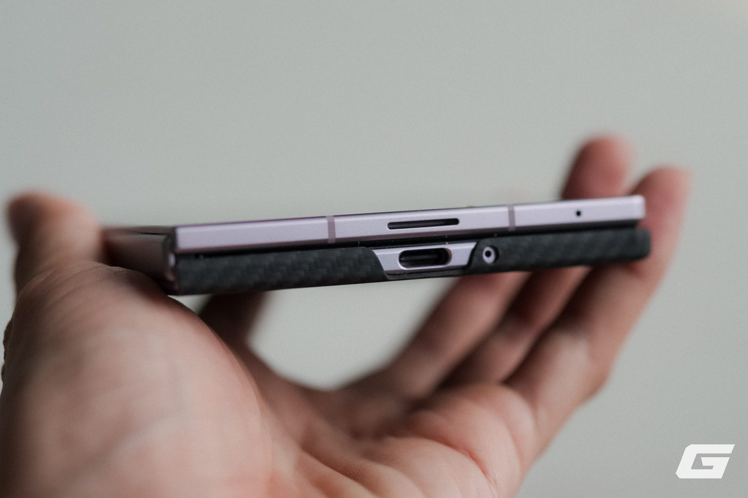 Cạnh dưới Galaxy Z Fold8 gắn ốp PITAKA với cổng USB-C và khe loa.