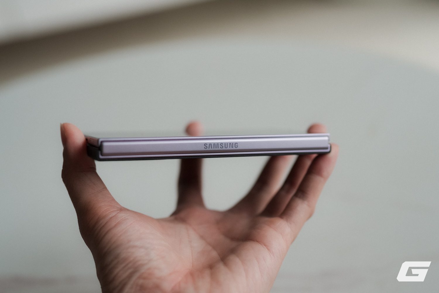 Bản lề Galaxy Z Fold8 đang gập, chữ SAMSUNG ở giữa và hai mép ốp PITAKA.