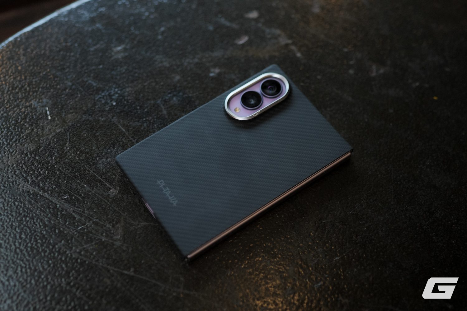 Galaxy Z Fold8 gắn ốp PITAKA đặt úp trên bàn, lộ vân sợi và cụm camera.