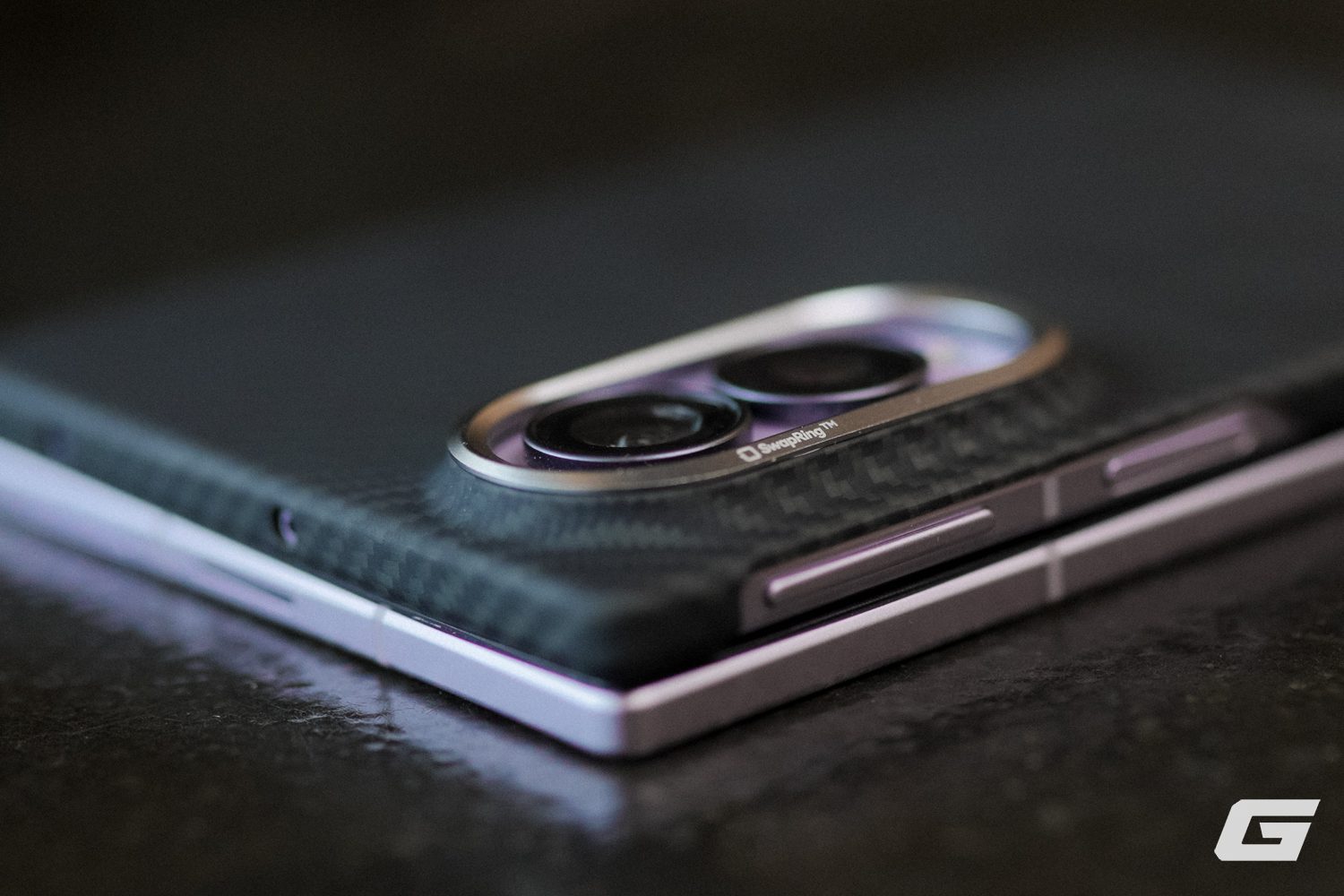 Cận cảnh cụm camera Galaxy Z Fold8 cùng phần khoét phím của ốp PITAKA.