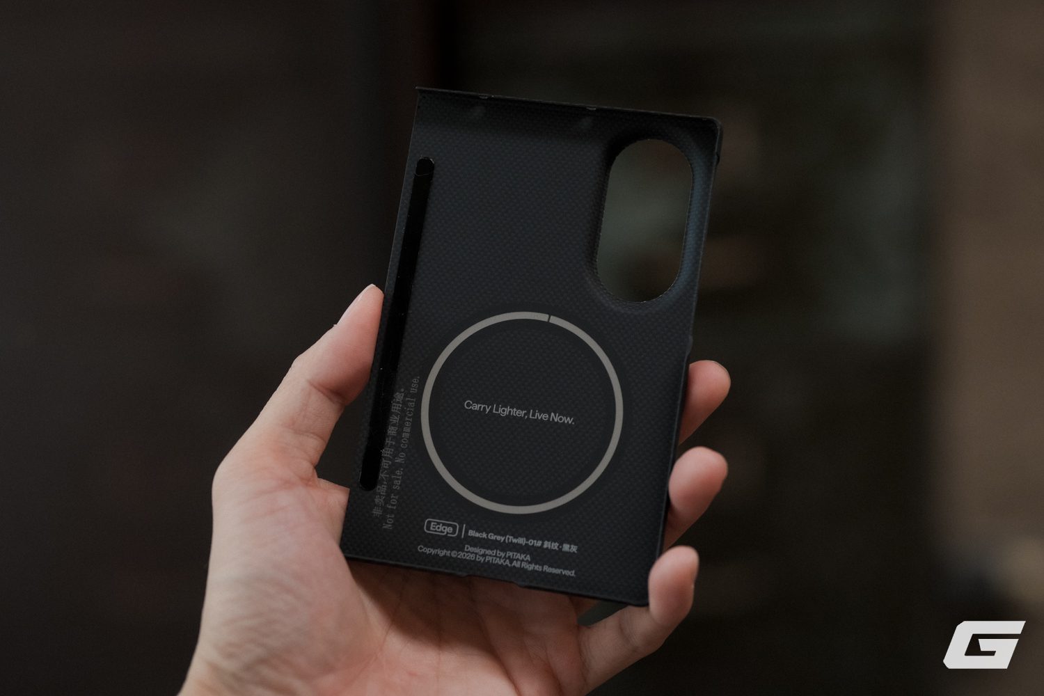 Galaxy Z Fold8 gắn ốp PITAKA được cầm nghiêng, lộ cụm camera và vân sợi.
