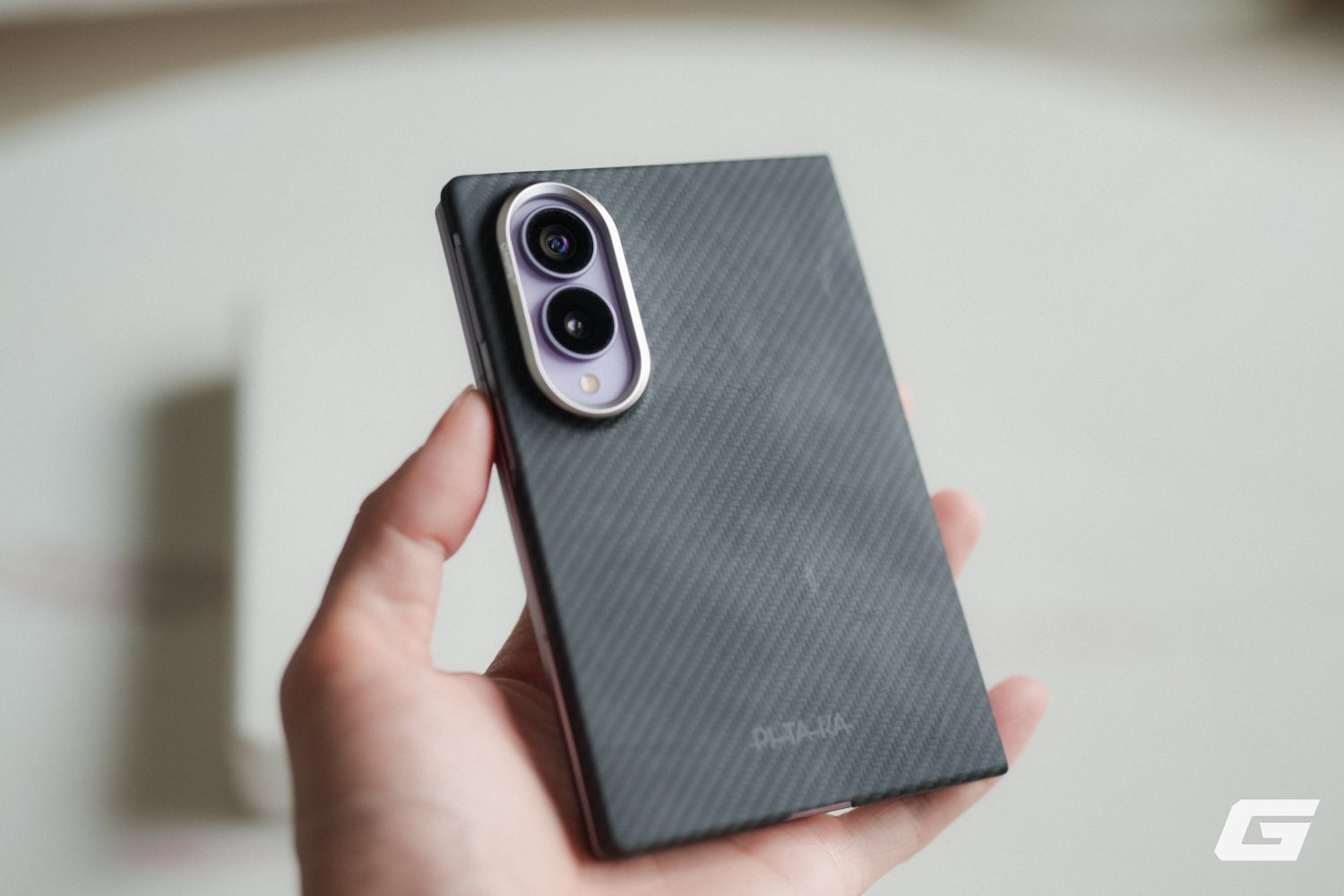 Galaxy Z Fold8 gắn ốp PITAKA dựng hơi mở trên mặt bàn.